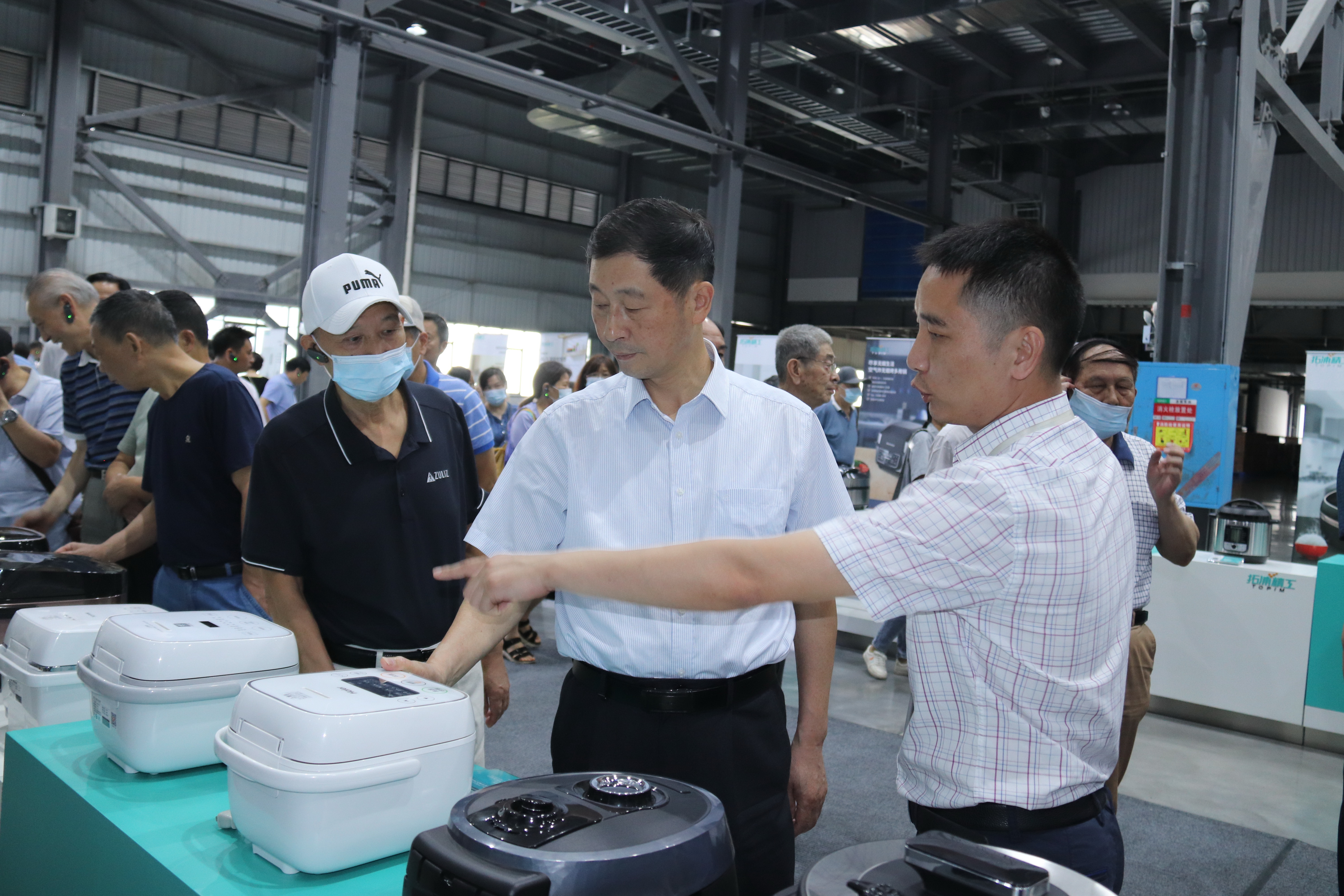 省人大常委會(huì)原副主任、機(jī)關(guān)離退休人員黨總支書(shū)記蔡力峰帶隊(duì)來(lái)我公司進(jìn)行了參觀調(diào)研